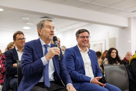 Andreja Kosiča je pozdravil tudi slikarjev prijatelj Lojze Peterle, ki ga je spremljal podžupan Andrej Černigoj